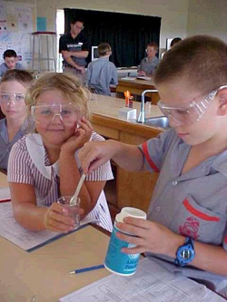  [http://www.was.qld.edu.au/images/WebPicsUsed/Middle%20schl%20Science%20experiment.jpg]